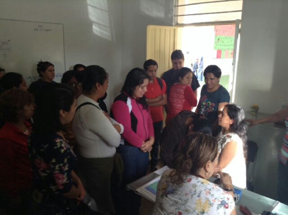 Padres de familia apoya a maestra acusada de maltratar al alumnado