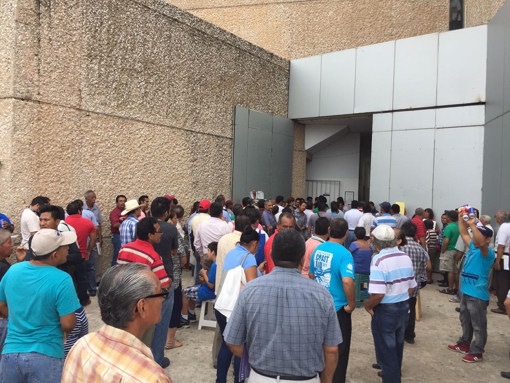 Se manifiestan concesionarios de transporte en módulo de reordenamiento de Coatzacoalcos