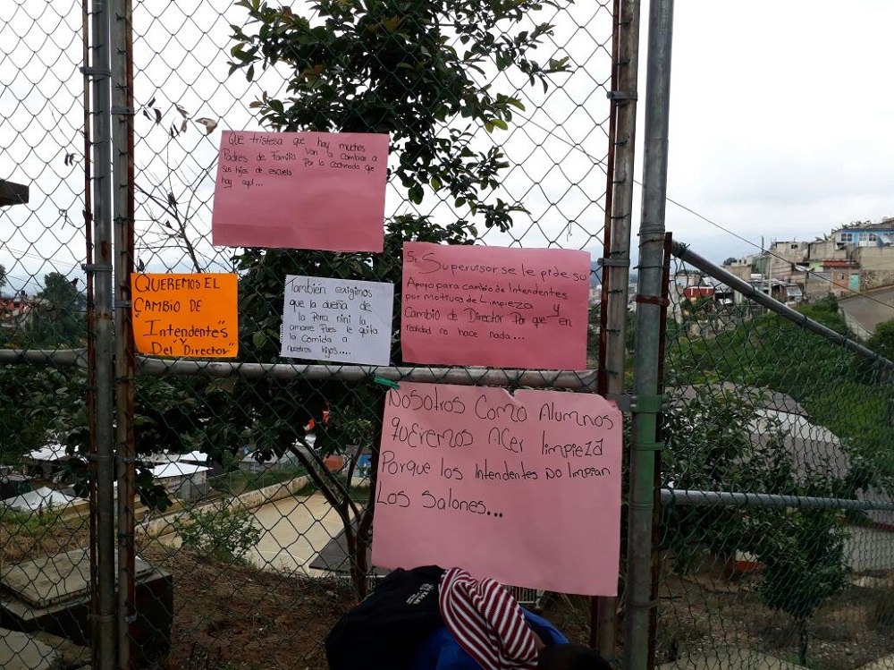 Exigen cambio del personal de intendencia de la primaria Leonardo Pasquel de Xalapa