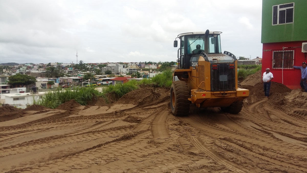 Realizan trabajos para rellenar socavón del fraccionamiento Oasis de Veracruz