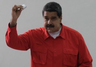 Maduro acude a votar y pide respeto a resultado de elección del Congreso