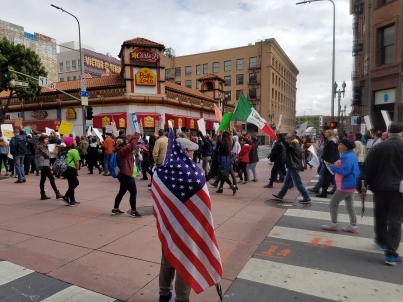 Marchas en Los Ángeles y otras ciudades exigen juicio político a Trump
