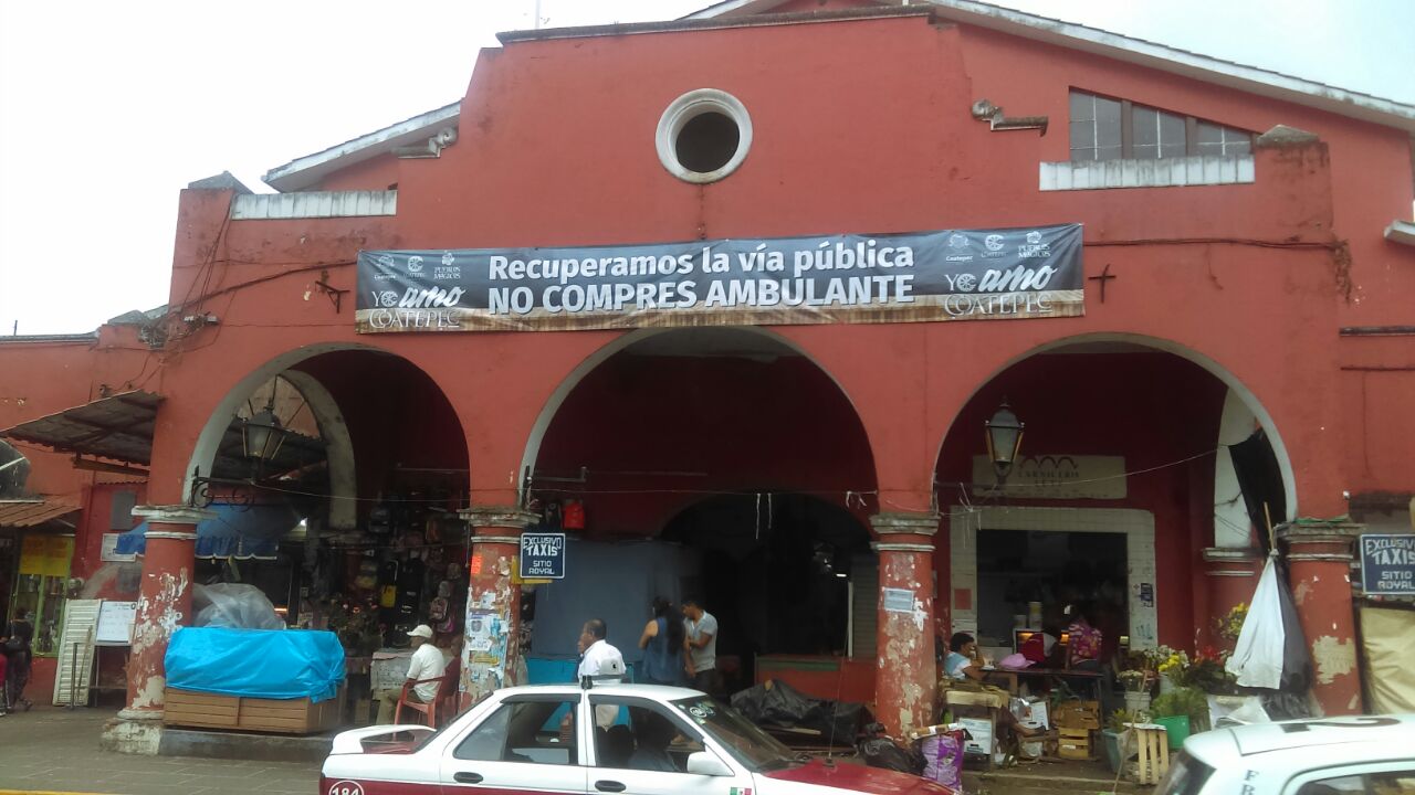 Locatarios de Coatepec piden que no se permita venta ambulante afuera de establecimientos