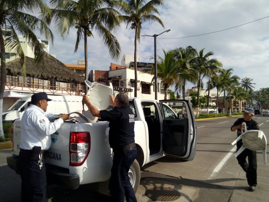 Tránsito municipal en Veracruz realiza operativo para evitar apartar lugares en áreas públicas