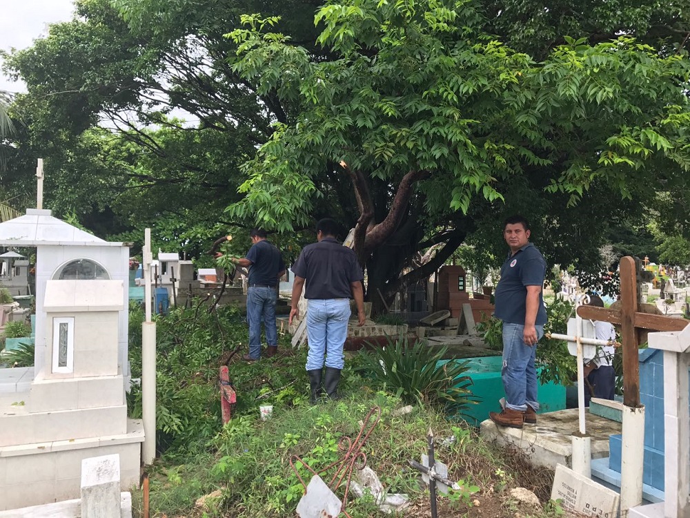 Atienden afectaciones menores por lluvias en panteones de Coatzacoalcos