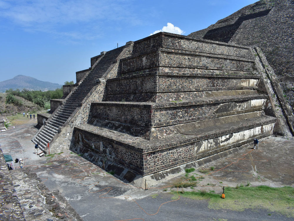 Expertos de la UNAM estudian la existencia de túnel frente a la pirámide de la luna