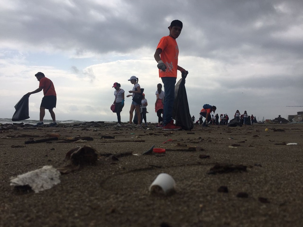 Empresas y organizaciones de la sociedad civil limpian playa en Coatzacoalcos