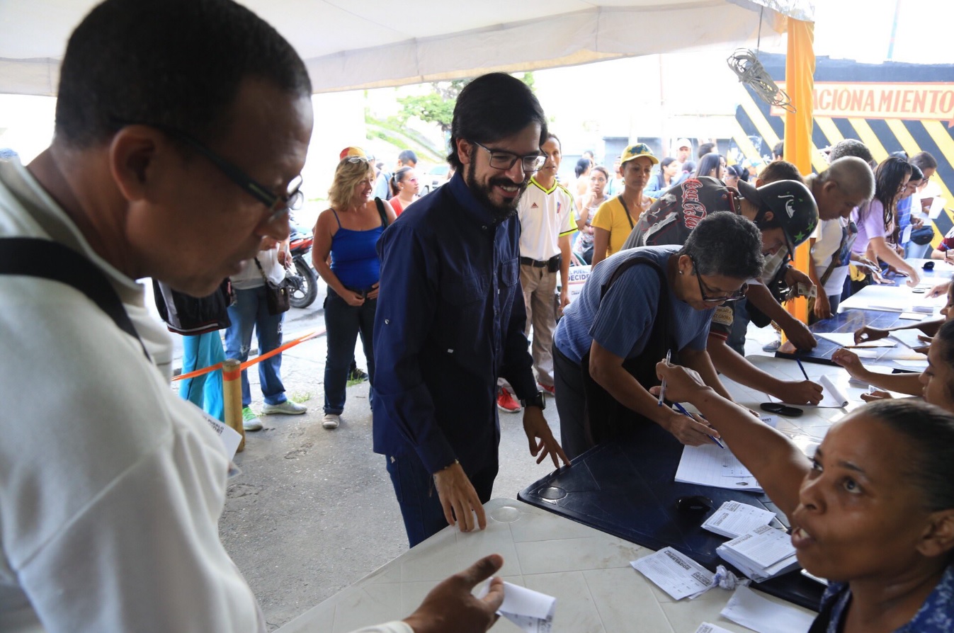 Arranca plebiscito en Venezuela que busca frenar intento golpista de Maduro