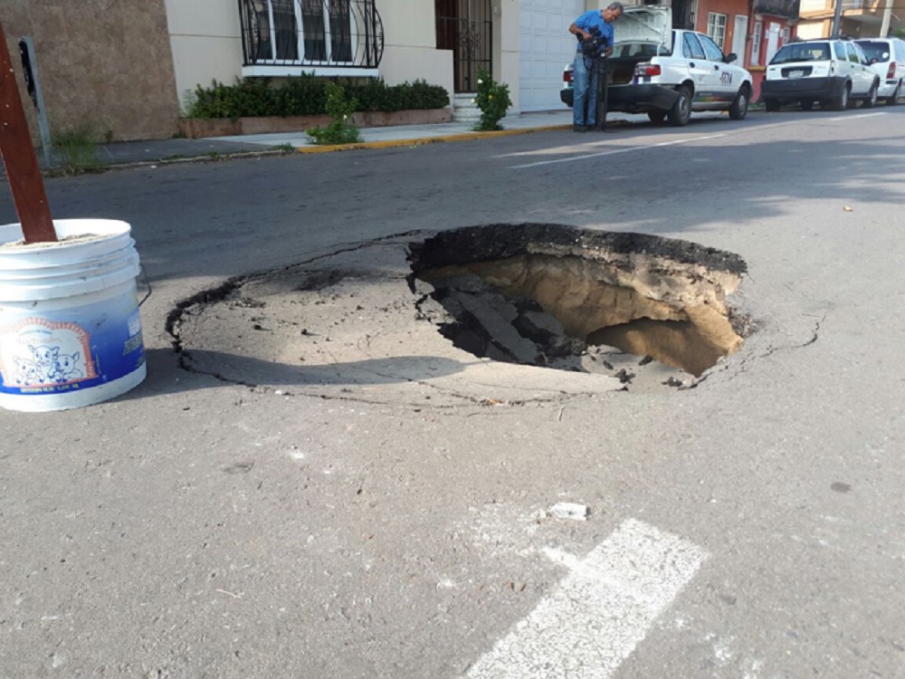 Reportan hundimiento en la colonia Flores Magón del puerto de Veracruz