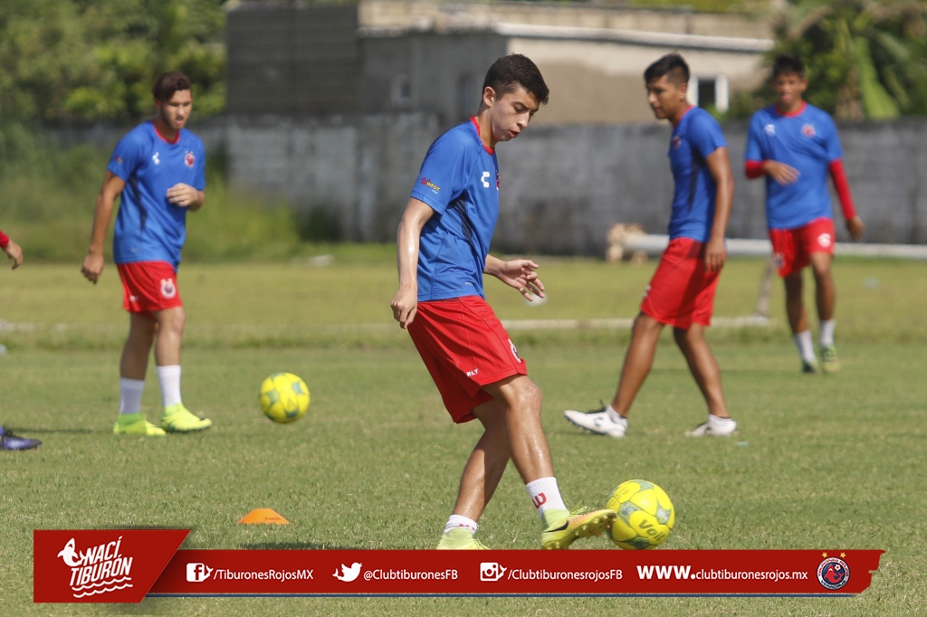 Los Tiburones Rojos Sub-20 por el triunfo ante Necaxa