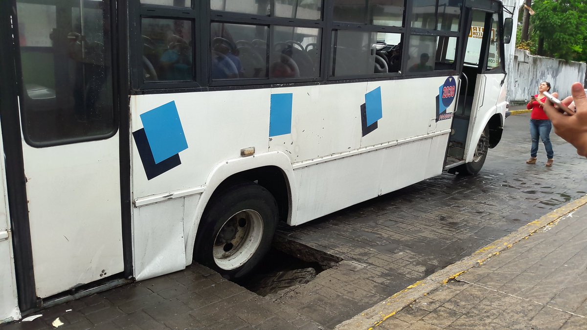 Daños por socavón en el centro de Veracruz ascienden a los 20 mil pesos