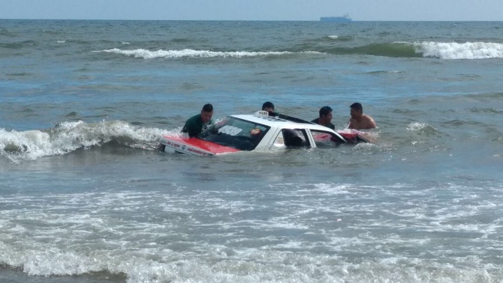 Aparece taxi con reporte de robo en playas de Coatzacoalcos