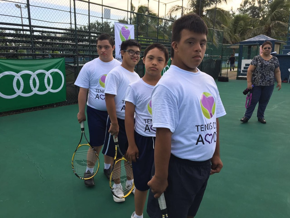 La práctica del tenis convertida en terapia para niños con síndrome de Down en Coatzacoalcos
