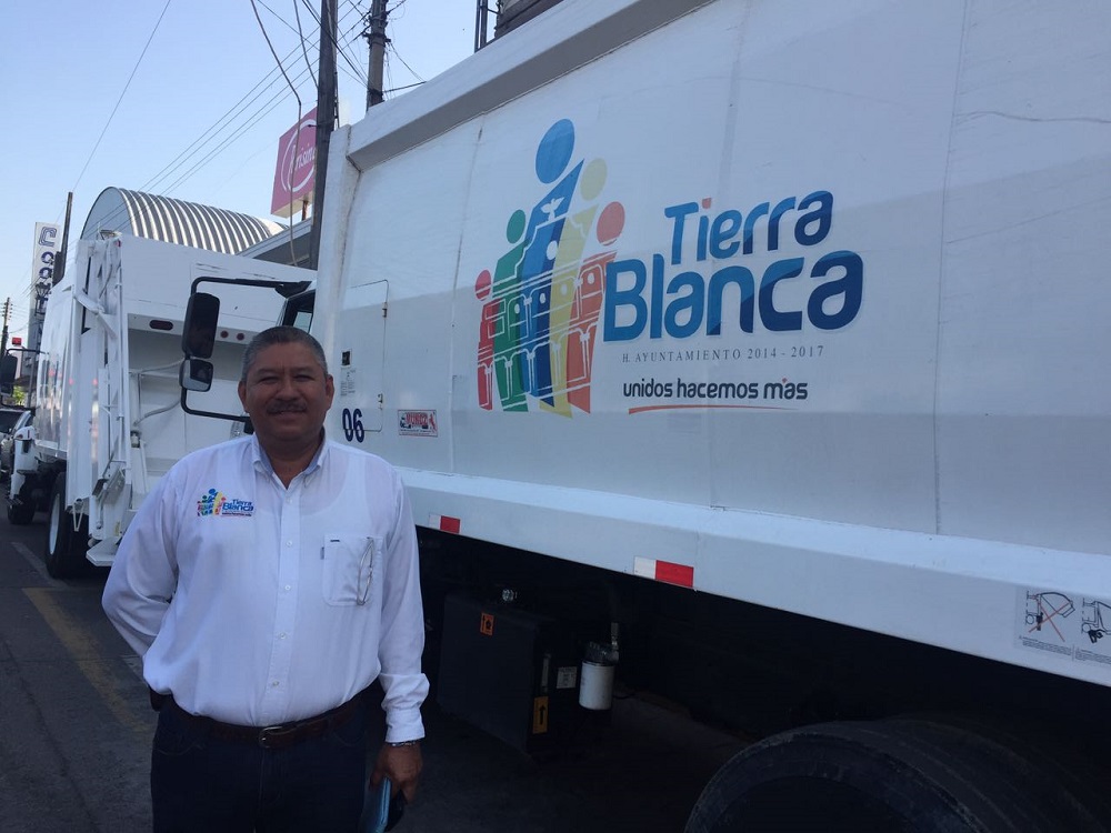 Entrega alcalde de Tierra Blanca vehículo nuevo para la recolección de basura