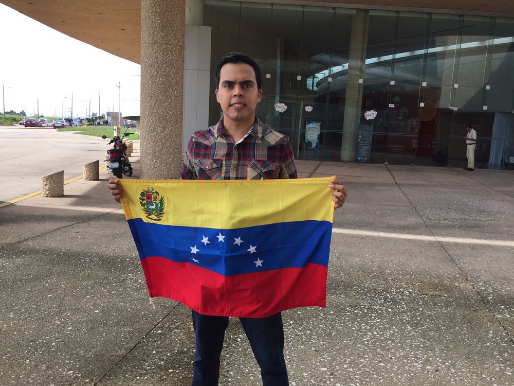En Coatzacoalcos, joven venezolano recolecta medicamentos para sus compatriotas