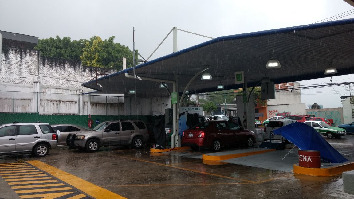 Largas filas se registraron este sábado en verificentros