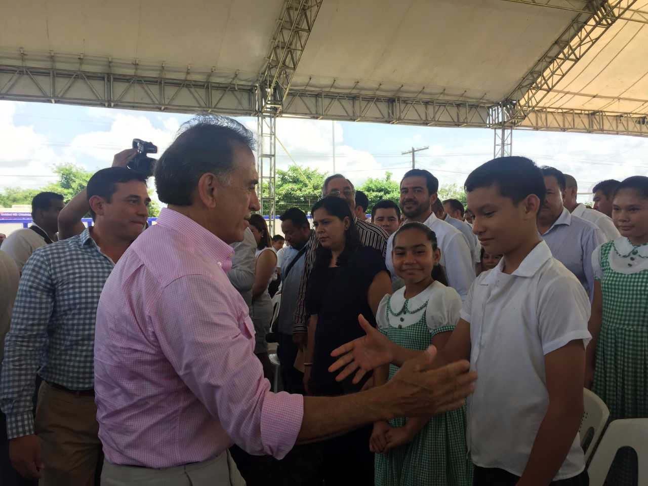 El gobernador Yunes comenzó la entrega de libros de texto gratuitos en Tierra Blanca
