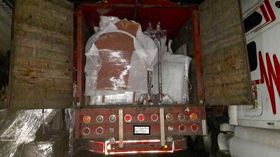 Recupera FGE dos vehículos robados y decomisa mercancía, en Orizaba