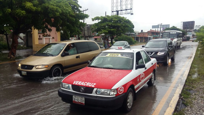 Inundación en calles y avenidas dejó la lluvia en conurbación Veracruz-Boca del Río