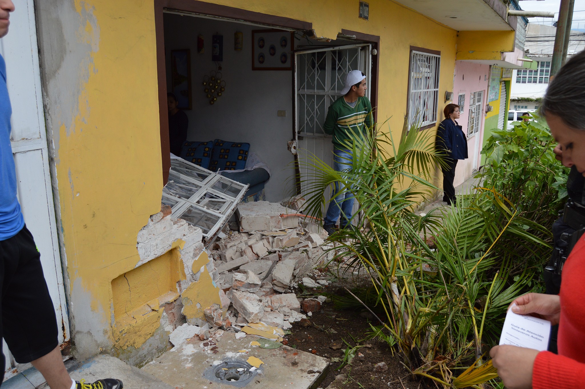 Taxi choca contra vivienda en la colonia Progreso de Xalapa