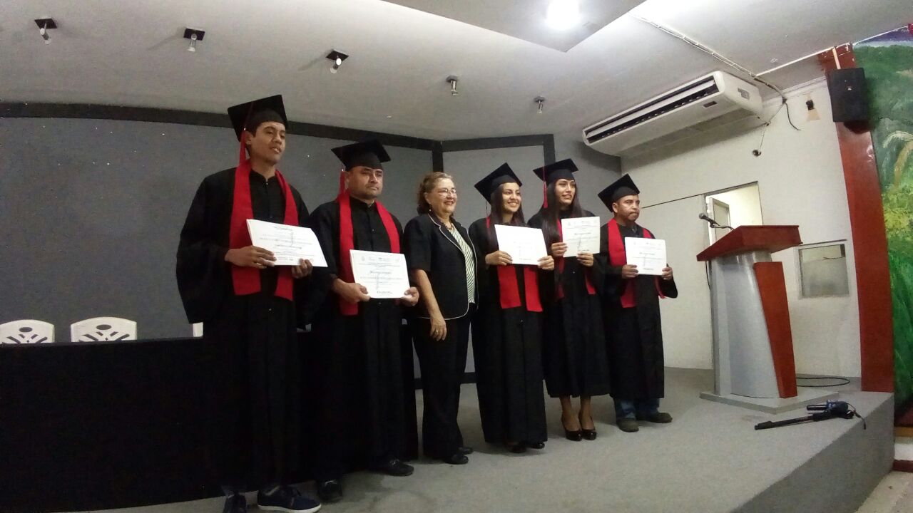 Con apoyo de Ecosland, se gradúan de bachillerato personas con discapacidad auditiva