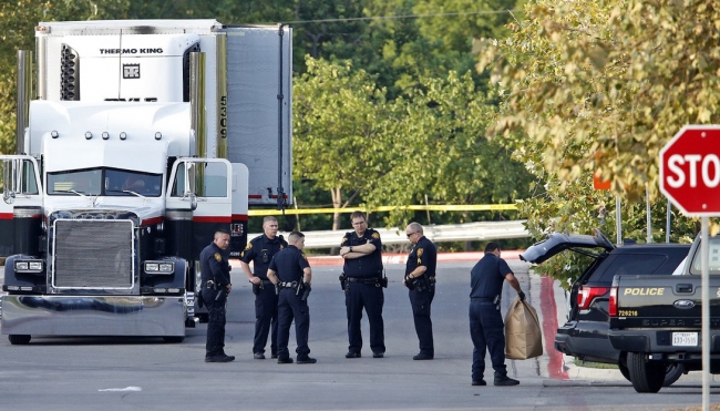 Crece a 10 número de indocumentados muertos en caja de tráiler en Texas