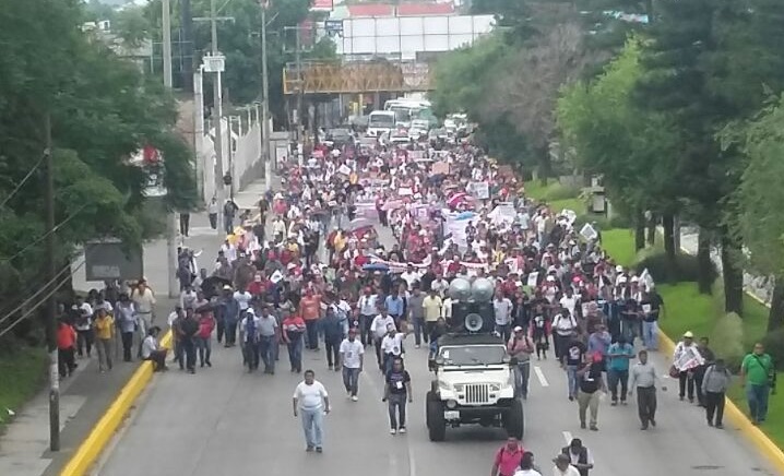 Miles de maestros del MMPV-CNTE marchan para anunciar que no se evaluarán