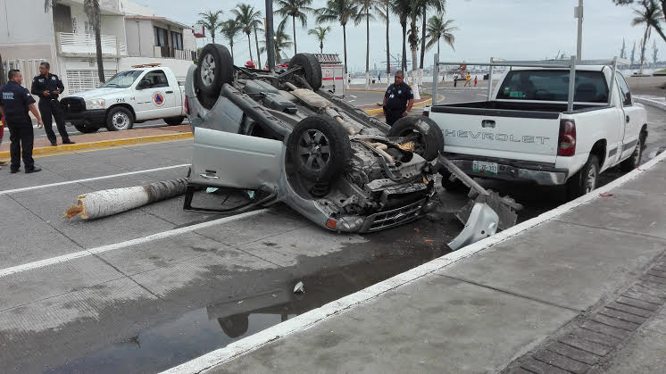 Se vuelca camioneta en el bulevar Manuel Ávila Camacho de Veracruz