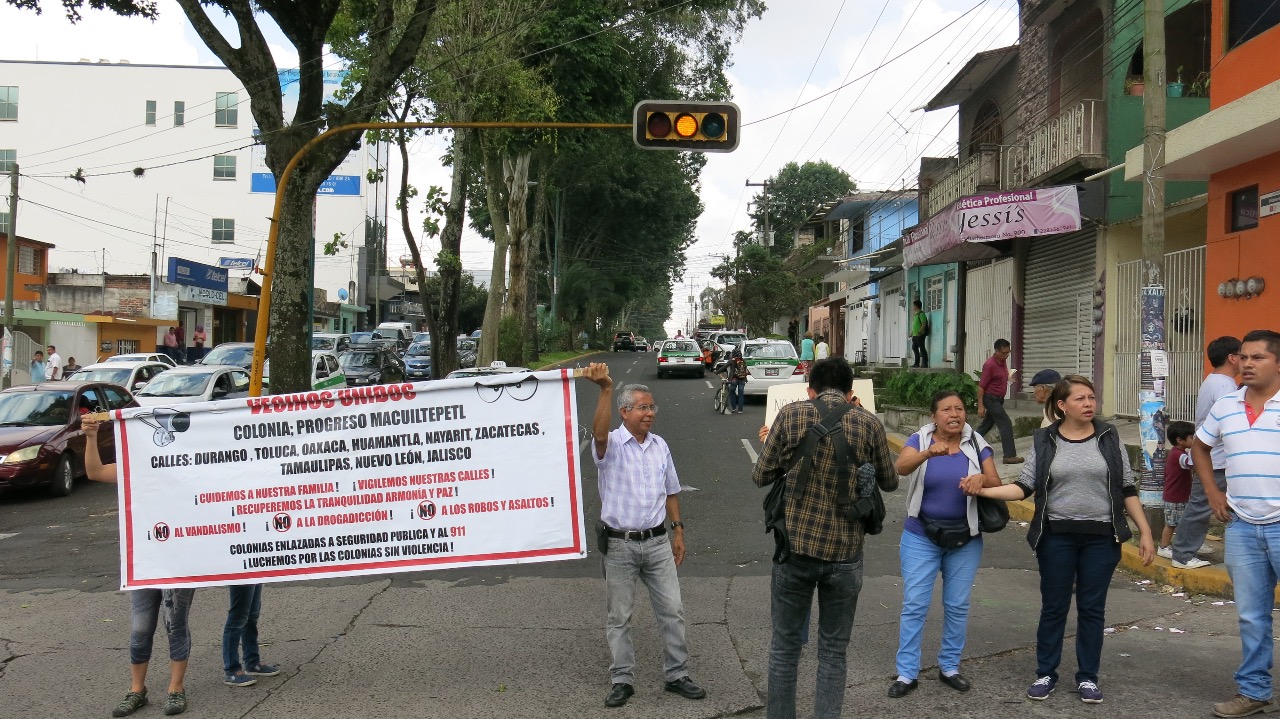 Vecinos bloquean avenidas de la colonia Progreso Macuiltépetl; exigen más vigilancia
