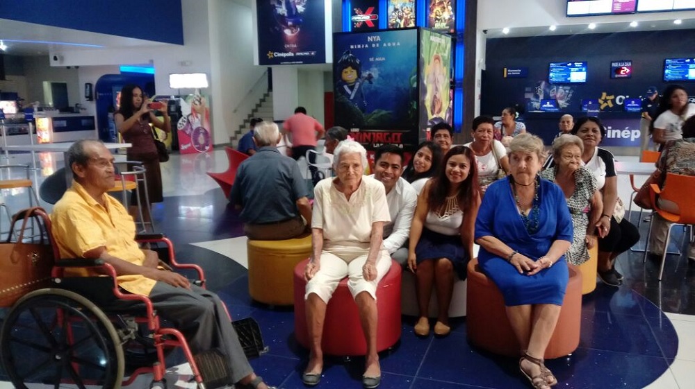 En Coatzacoalcos llevan al cine a abuelitos de casa asistencial