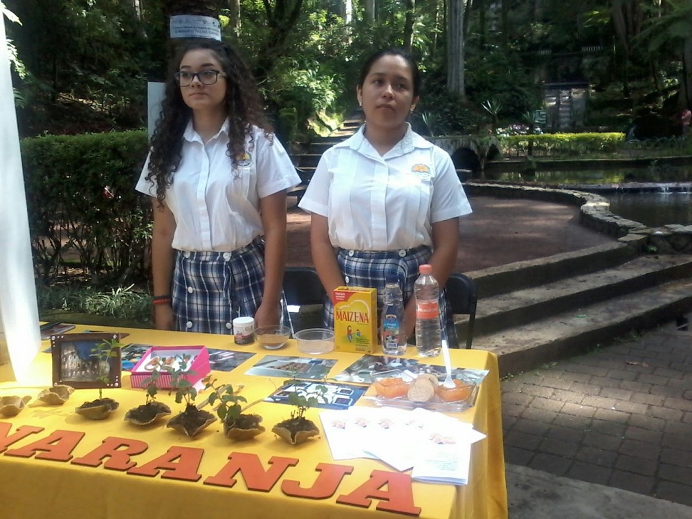 Estudiantes de bachillerato de Tuxpan reutilizan desechos de naranja