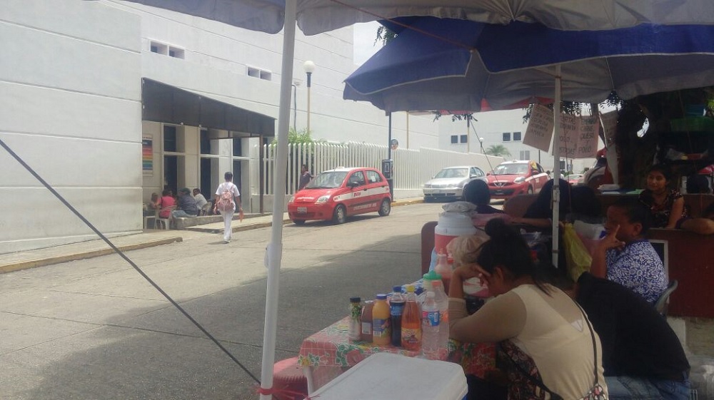 Aumenta presencia de vendedores ambulantes en hospitales de Coatzacoalcos