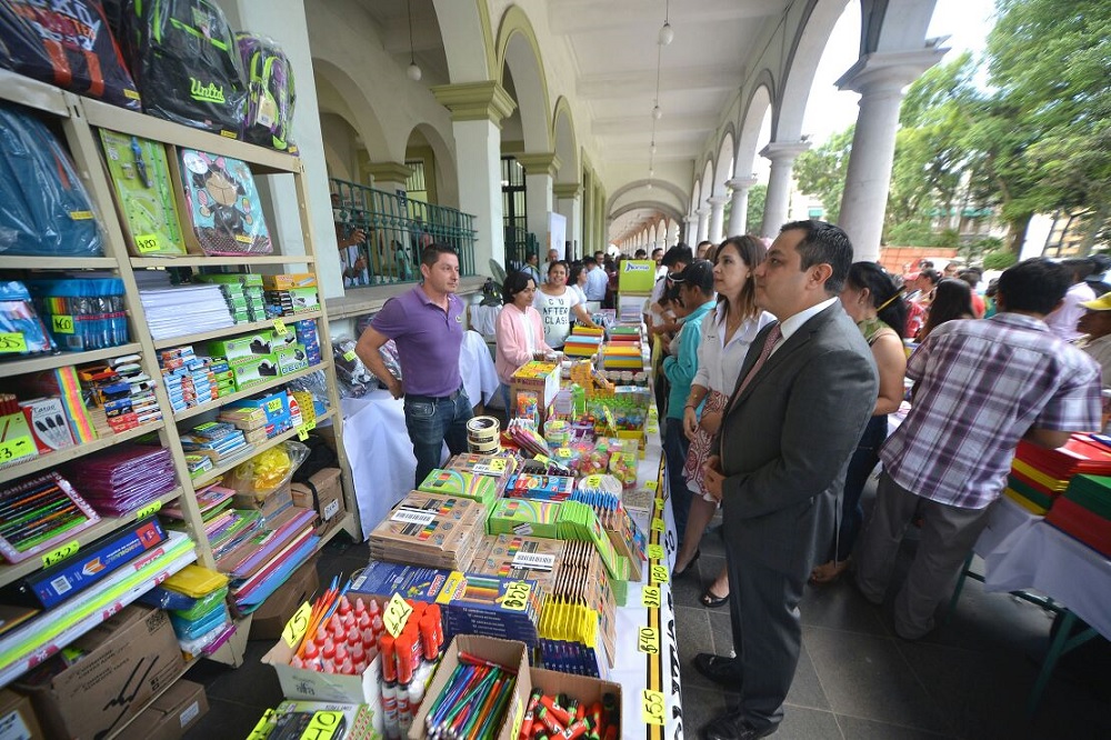 Alcalde de Xalapa destaca compromiso del sector empresarial al ofertar útiles a bajo costo