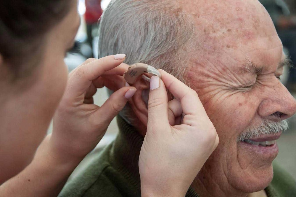 Reciben terrablanquenses aparatos auditivos del programa estatal “Para oírte mejor”