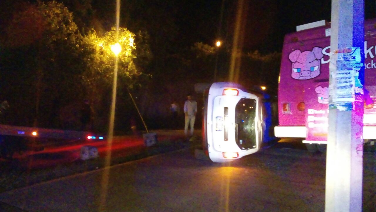 Tráiler se sale del camino y maestro ebrio choca contra camión de comida, en carretera Las Trancas-Coatepec
