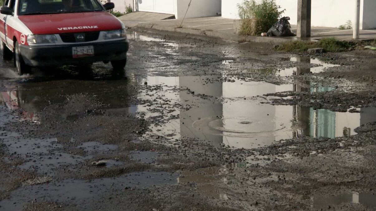 Vecinos piden a Grupo MAS repare fuga de aguas negras en calle Othón de Veracruz