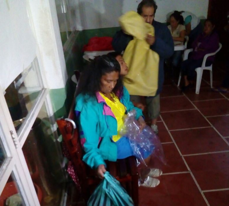 Habitantes de Costa Esmeralda acuden ya a los albergues para resguardarse por la llegada del huracán