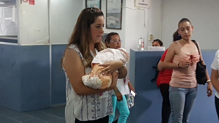 Dan de alta a bebé abandonada en colonia de Veracruz