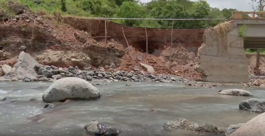 Deslaves y caminos deteriorados en Alto Lucero, remanentes de Franklin