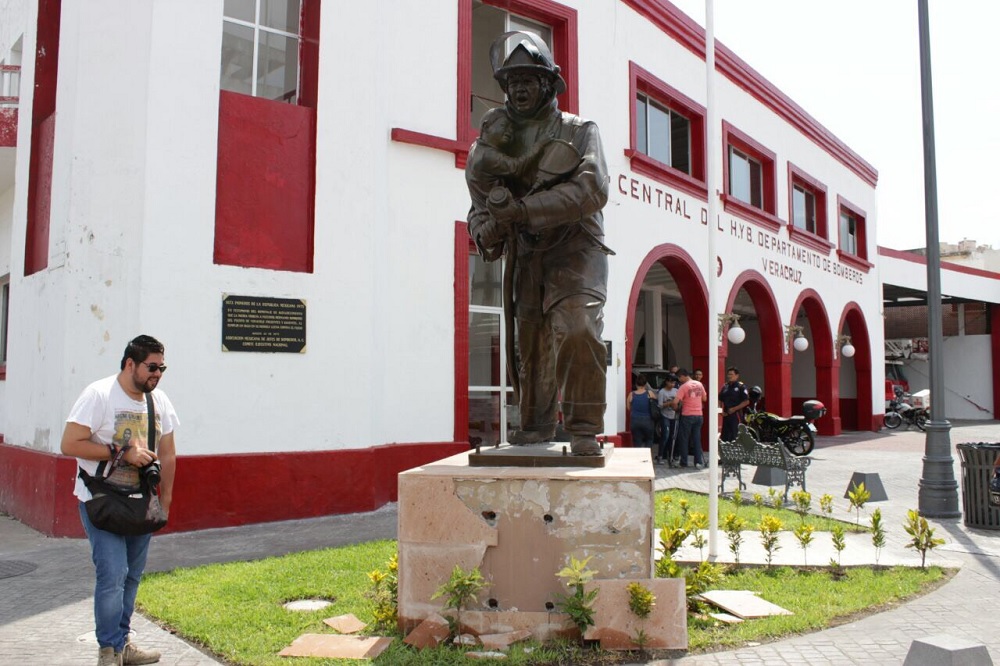 Roban placas de la estatua del Bombero en el Centro Histórico de Veracruz