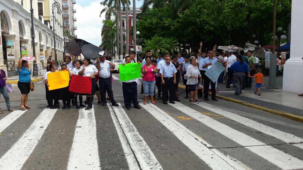 Alumnos y padres de familia del CAM 54 reclaman servicio de energía eléctrica