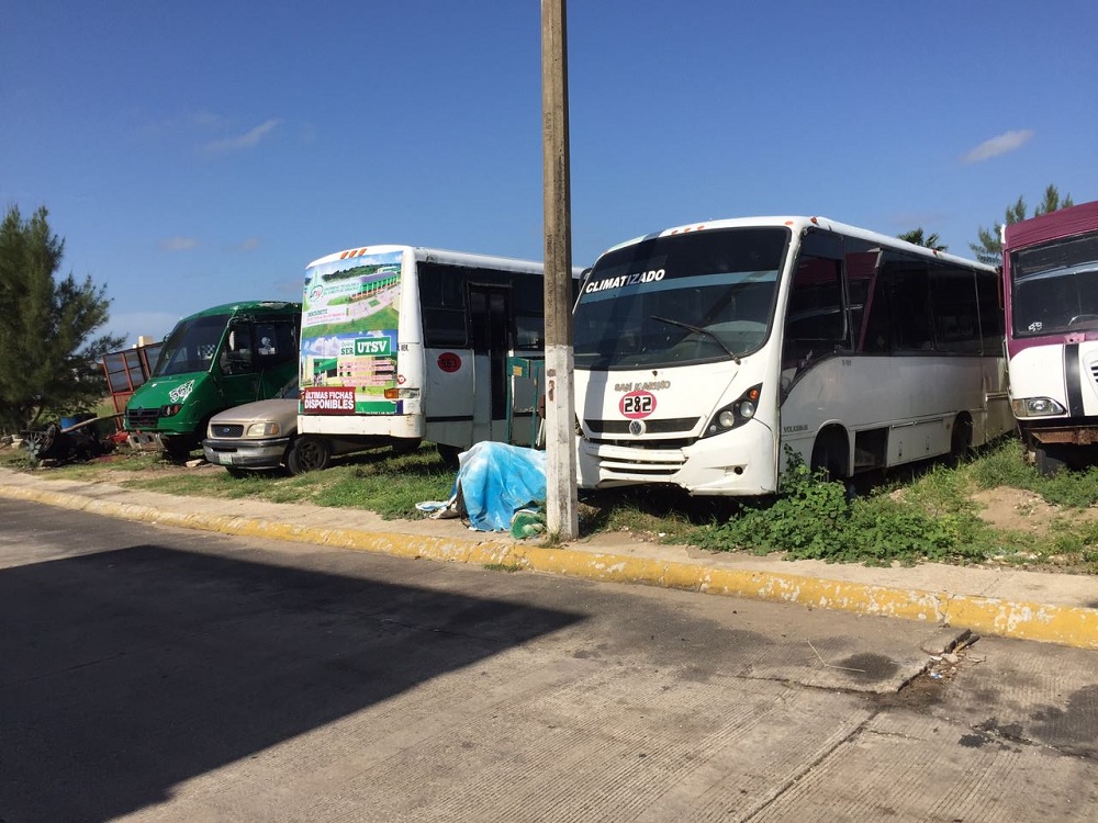 Denuncian que camiones siguen abandonados en Puerto Esmeralda