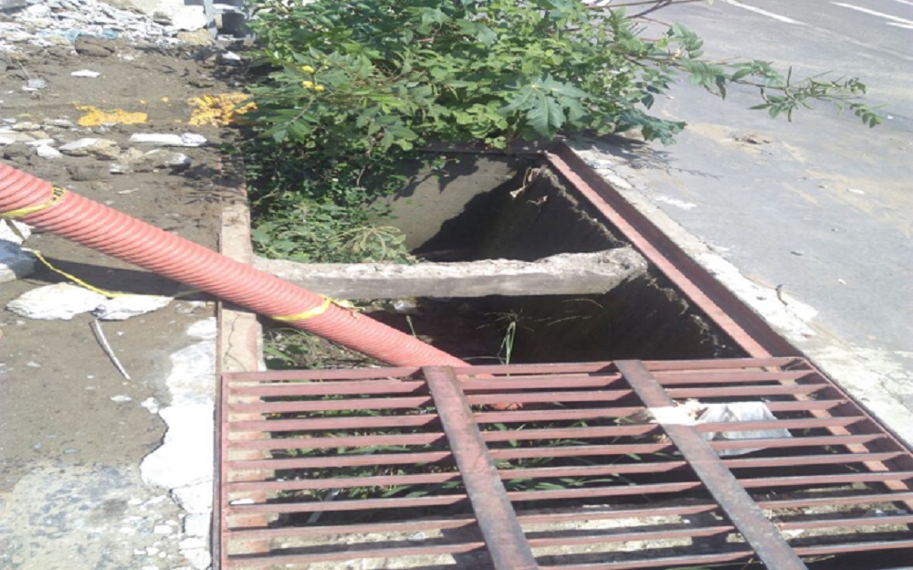 Registro sin tapa, riesgo para automovilistas en Playa Linda