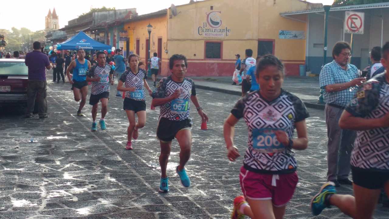 Saby Luna y Sandra López, monarcas de la carrera “Coatepec Pueblo Mágico”