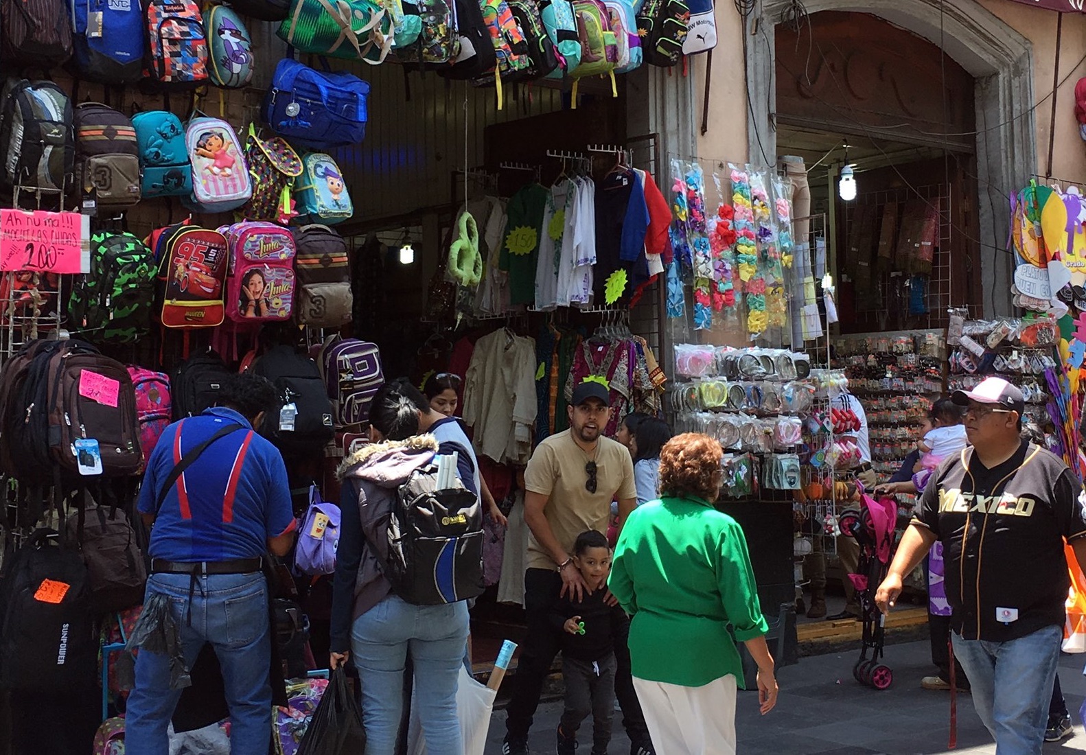 Mochila con llantas y solo artículos necesarios, sugerencia para evitar lesiones en niños