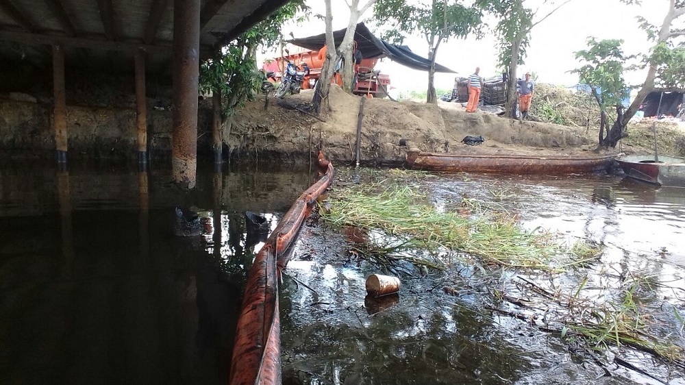 Pescadores de Las Choapas denuncian neglicencia de compañía contratada para limpiar derrame de crudo