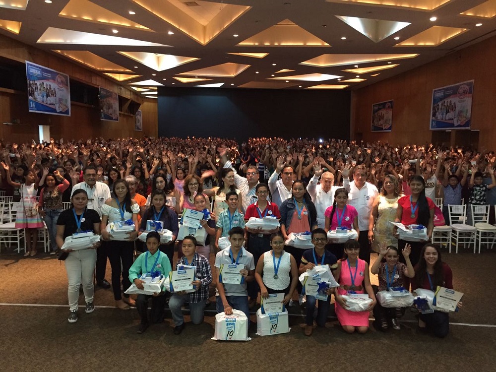 Entrega Diario Liberal del Sur paquetes escolares a estudiantes de excelencia académica de Coatzacoalcos y región sur