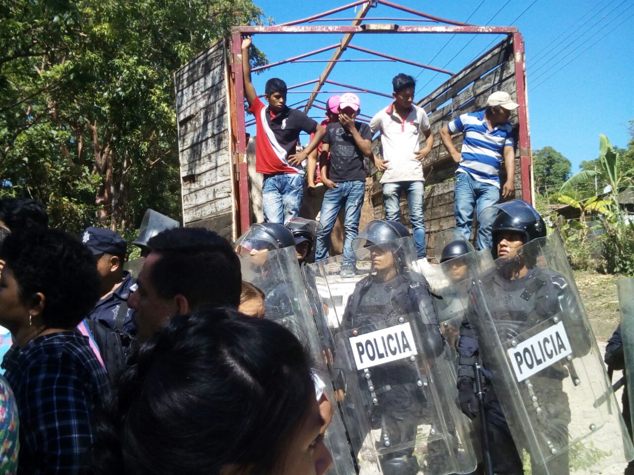Liberan carretera Misantla-Martínez de la Torre, tras desalojo de comuneros