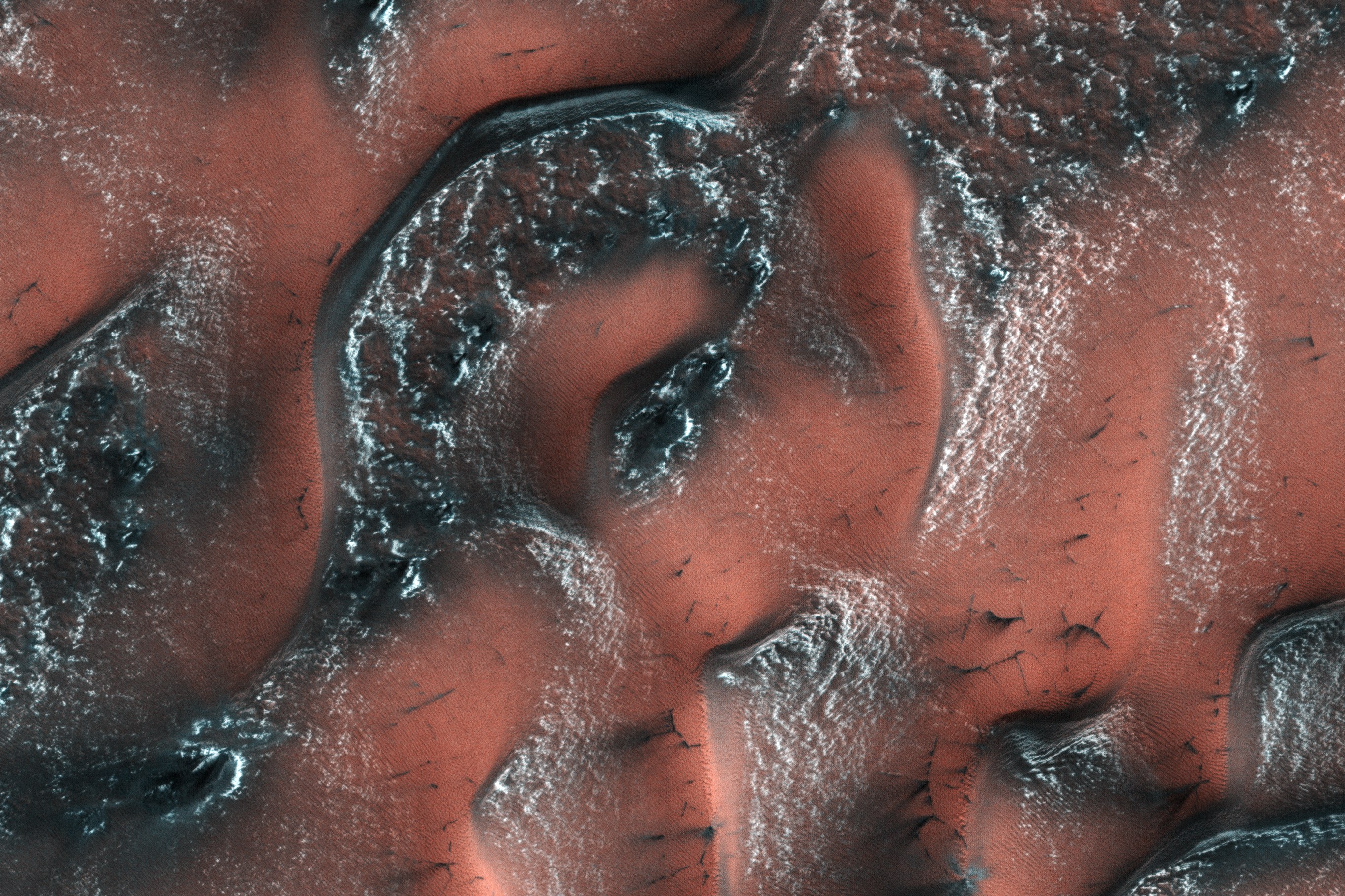 NASA muestra fotografías de dunas nevadas en Marte