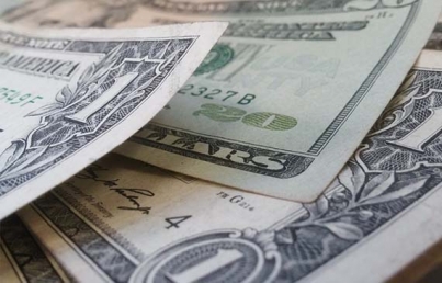 Dólar alcanza 19.59 pesos a la venta en bancos capitalinos